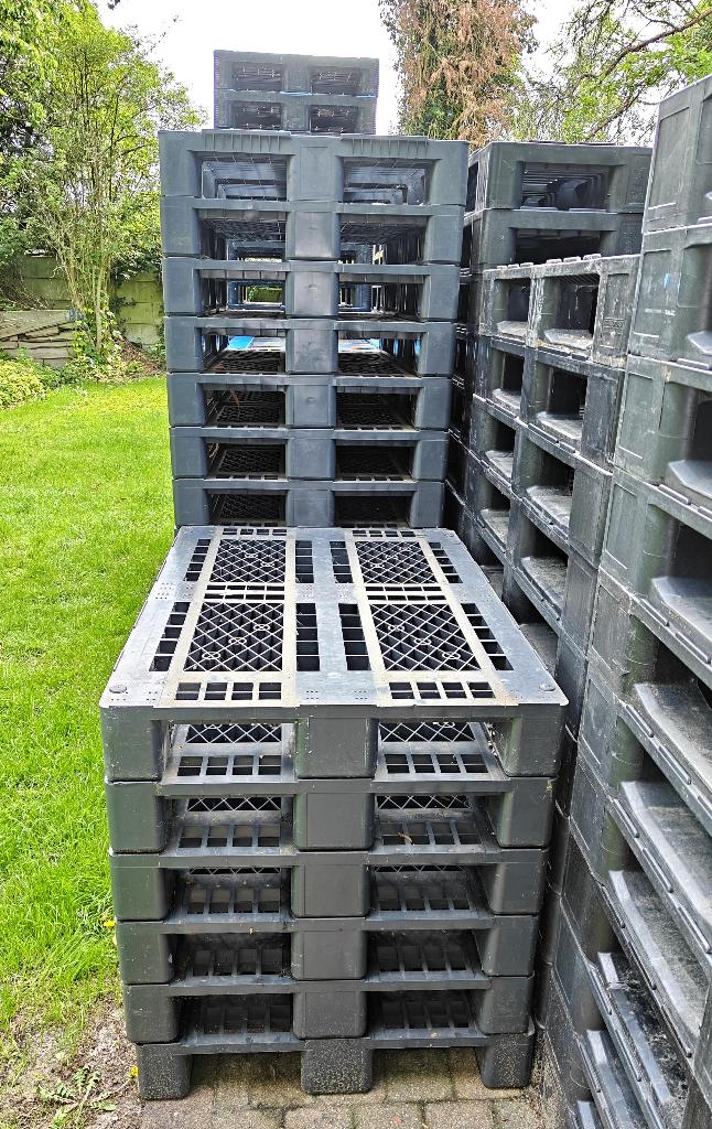 18 kunststof paletten met aluminium en ijzeren binnenframe, Ophalen, Gebruikt