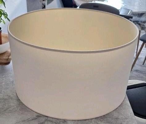 Abat-jour blanc rond , Diamètre 40 cm,
Hauteur 22 cm, Enlèvement, Blanc, Rond