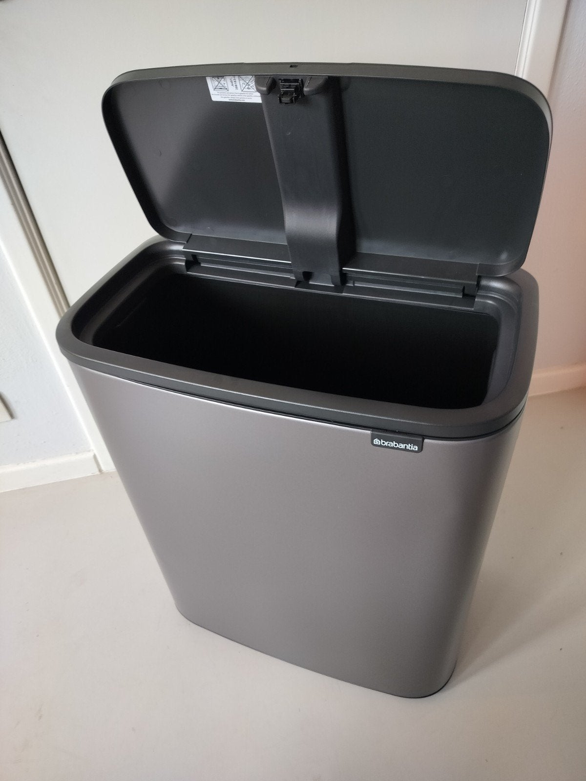 Brabantia touch platinum 60 liter (NIEUW), Neuf, 50 – 75, Enlèvement ou Envoi, 40 litres ou plus