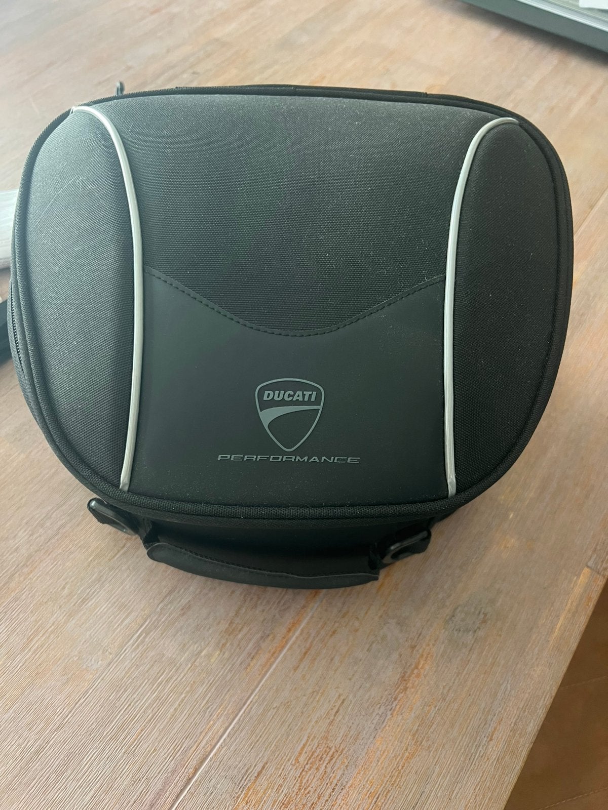 Bagagetas Ducati, Motoren, Ophalen, Nieuw