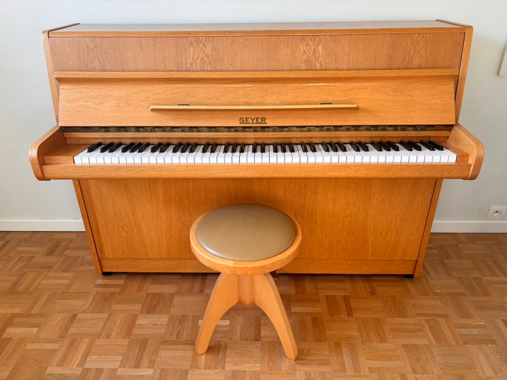 Piano droit GEYER + tabouret – très bon état, Enlèvement, Comme neuf, Piano