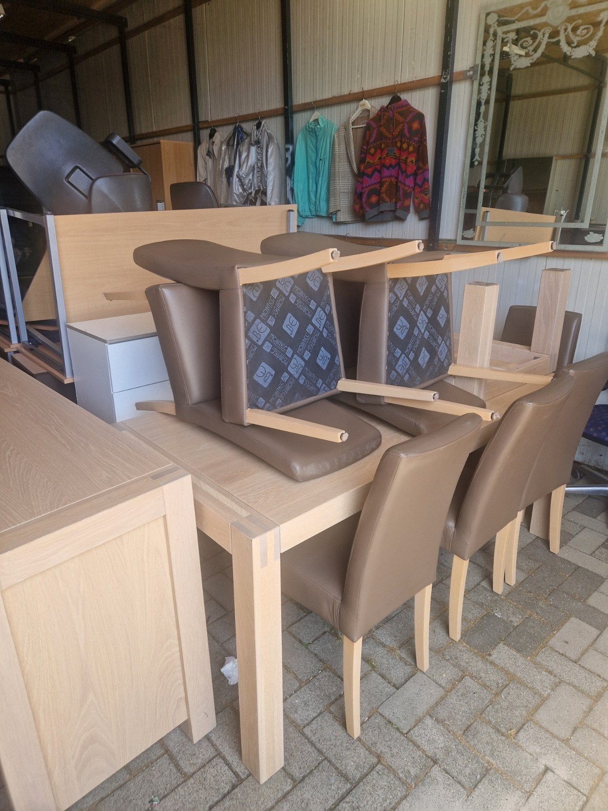 Te koop bureaus tavels en stoelen en kastje, Ophalen of Verzenden