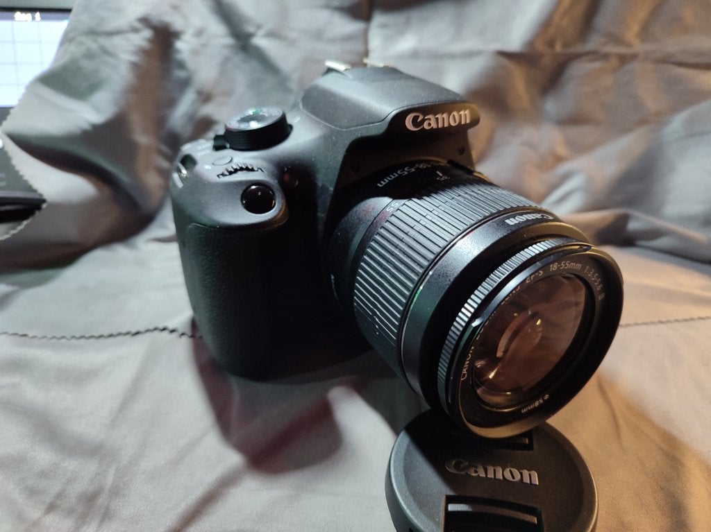 Canon 1200D + 18-55 II + 3 batteries. Less 5K clicks as new, Audio, Tv en Foto, Ophalen of Verzenden, Zo goed als nieuw, Canon