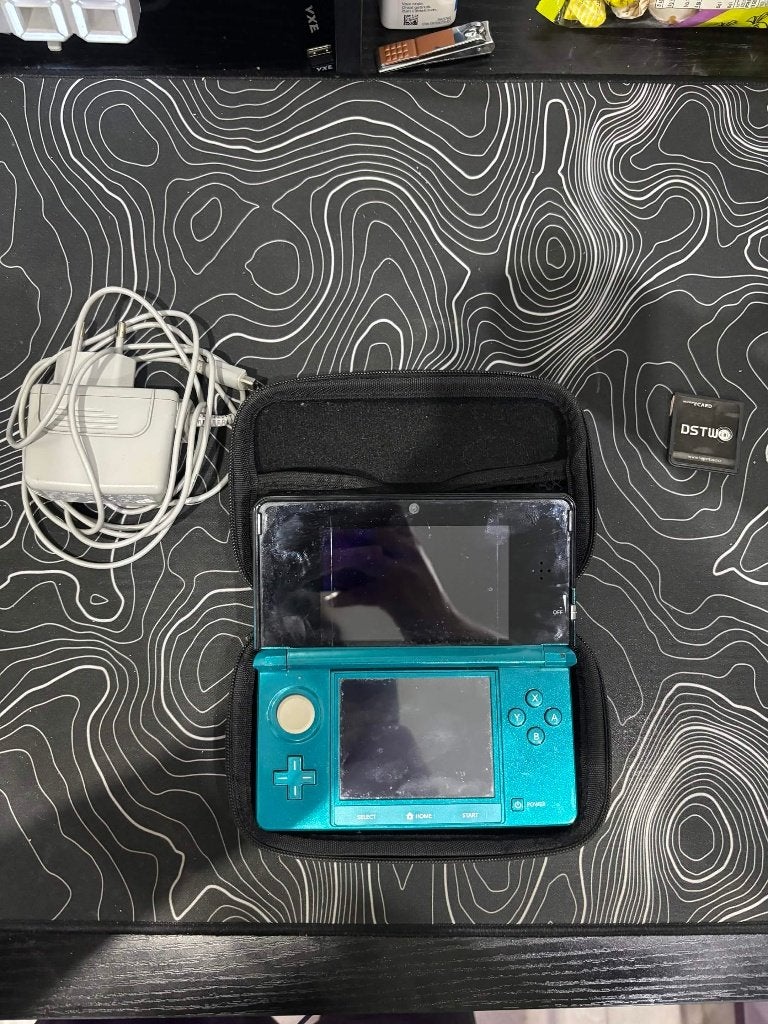 Nintendo 3DS — Zeer goede staat + oplader + R4-kaart, Games en Spelcomputers, Games | Nintendo 2DS en 3DS, Online, Overige genres
