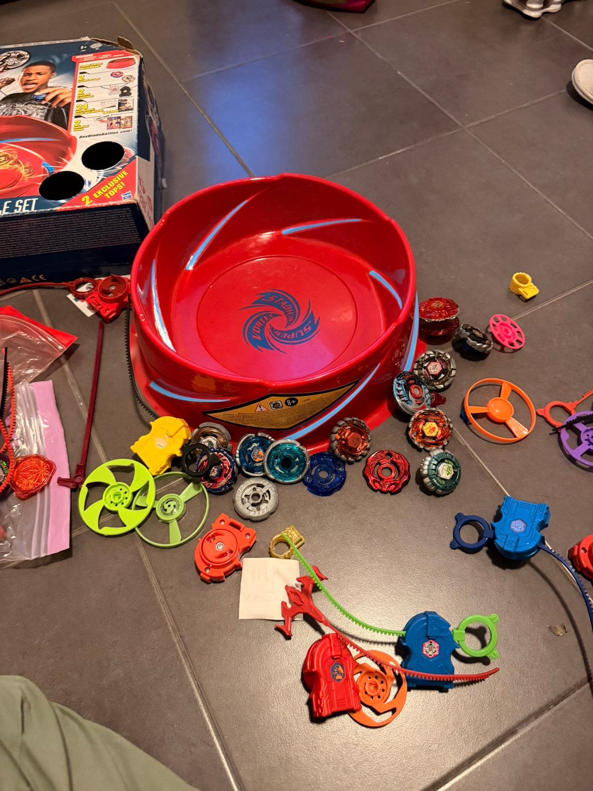 Arene beyblade + 11 toupies et lanceurs, Enlèvement, Utilisé