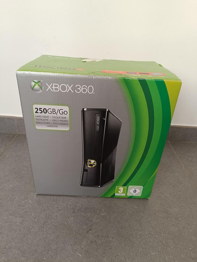 Xbox 360 slim état quasi neuf