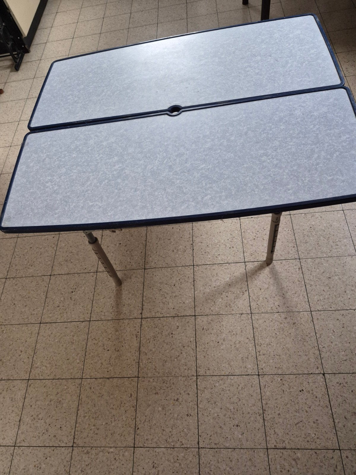 TABLE pliante   gris bleu, Bricolage & Construction, Tables à dessin, Enlèvement, Moins de 130 cm