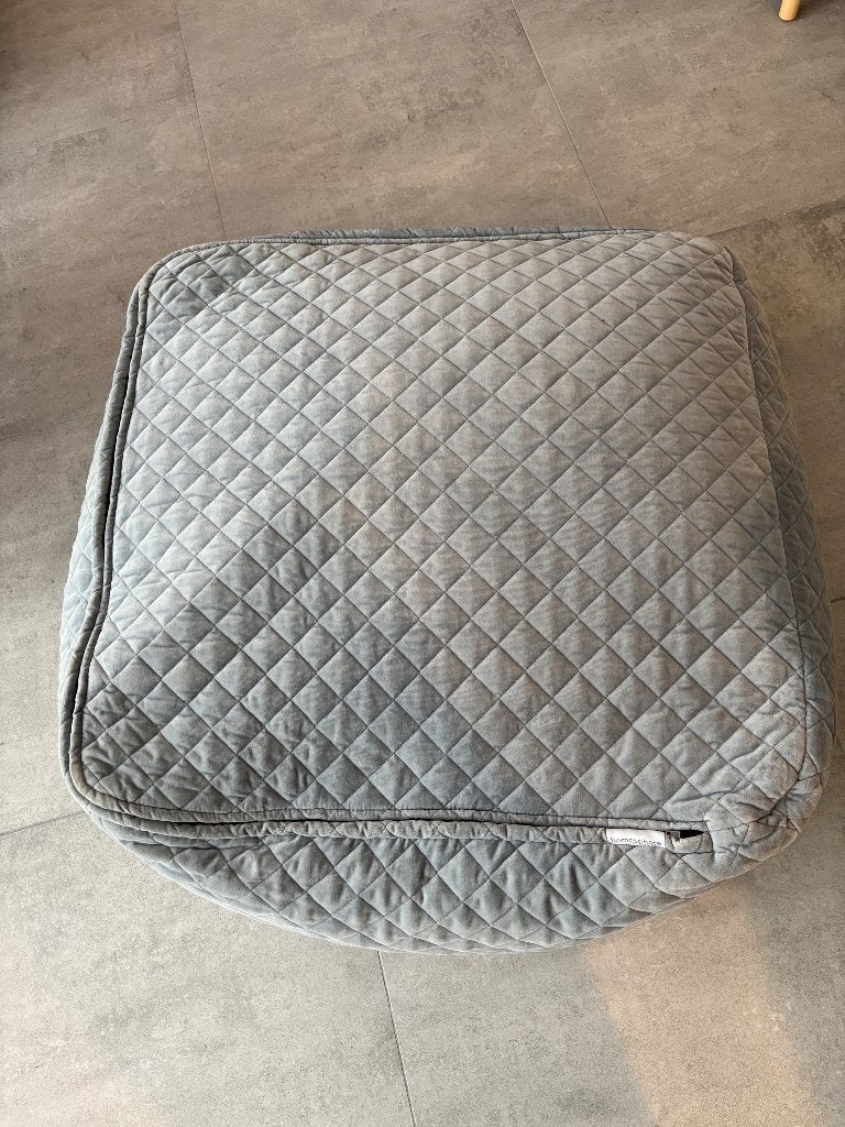 Fluwelen poef grijs, Maison & Meubles, Canapés | Repose-pieds & Poufs, Utilisé, 50 à 75 cm, 50 à 75 cm, Carré, Enlèvement