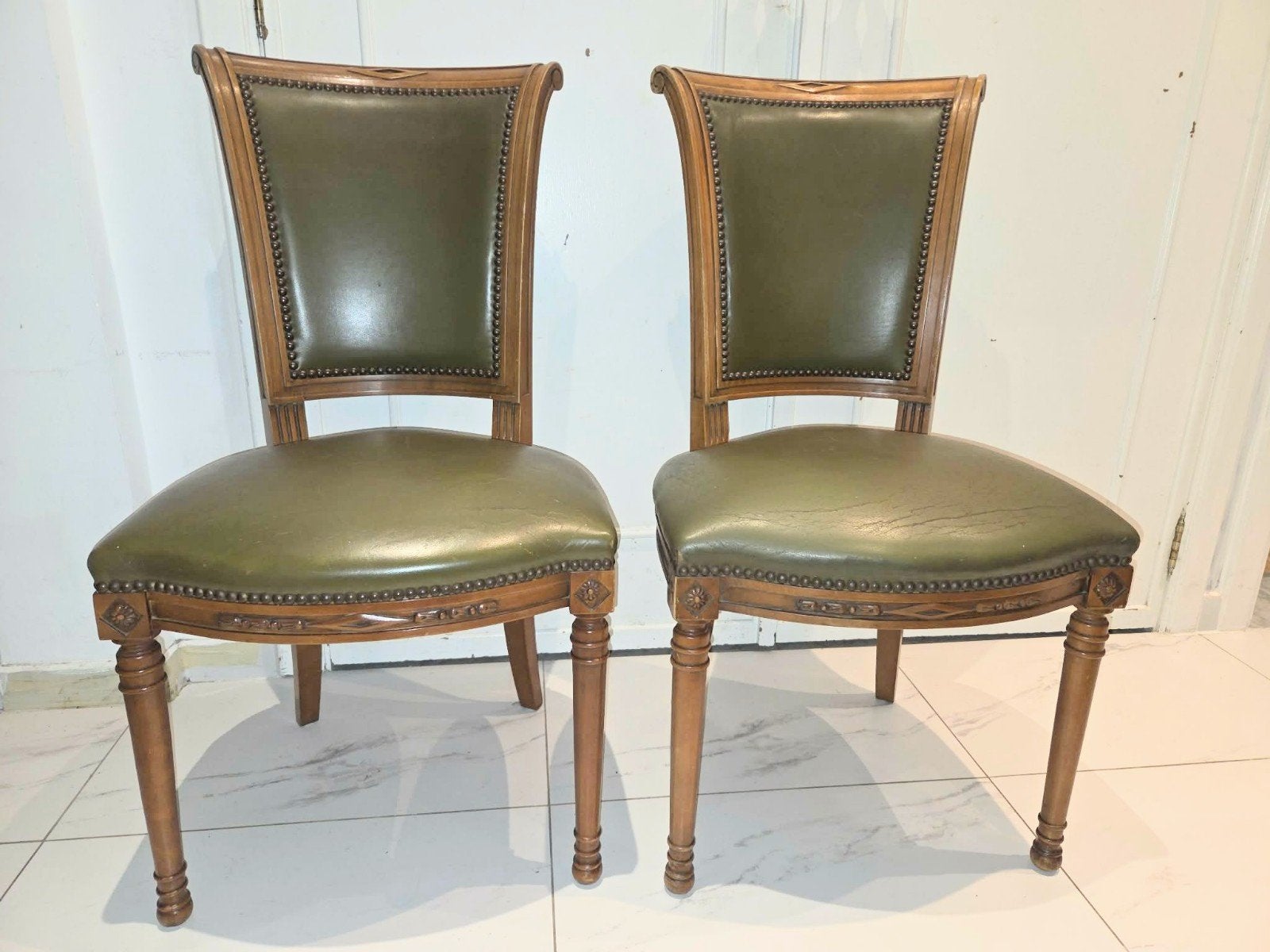 Set de 2 chaises vintage en bois avec revêtement vert — 55€, Antiquités & Art, Enlèvement ou Envoi