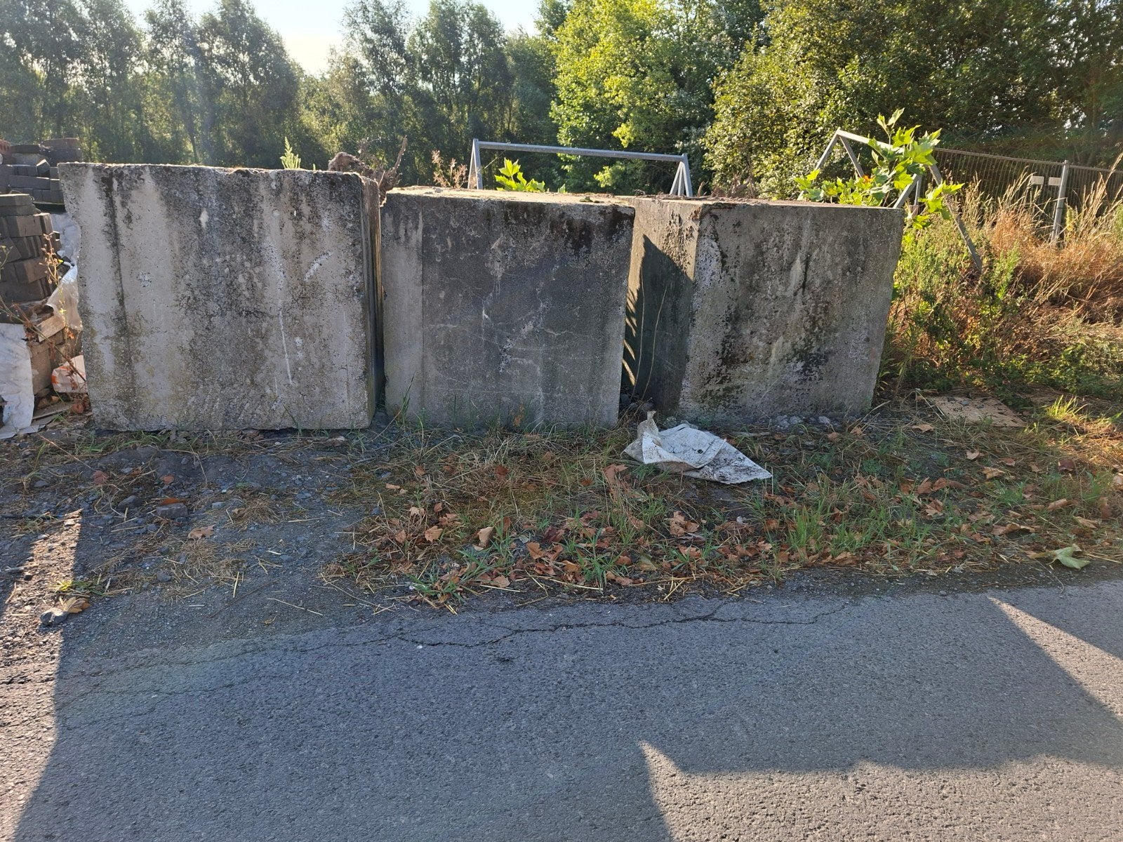 3 grote betonblokken, Ophalen