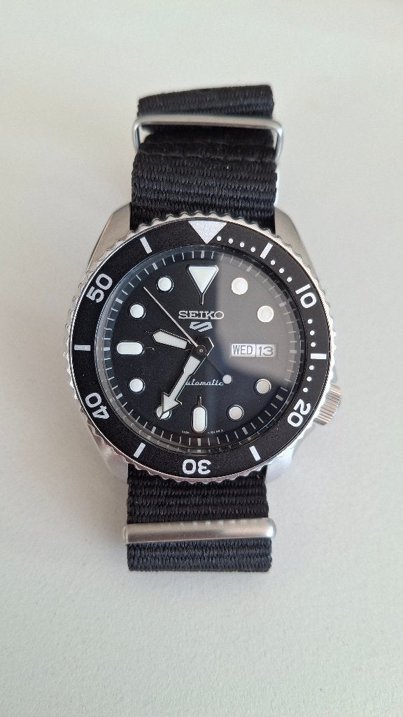 Seiko 5 Sport SRPD55 (Nato-strap) - full set - als nieuw, Bijoux, Sacs & Beauté, Seiko, Enlèvement ou Envoi, Acier, Synthétique