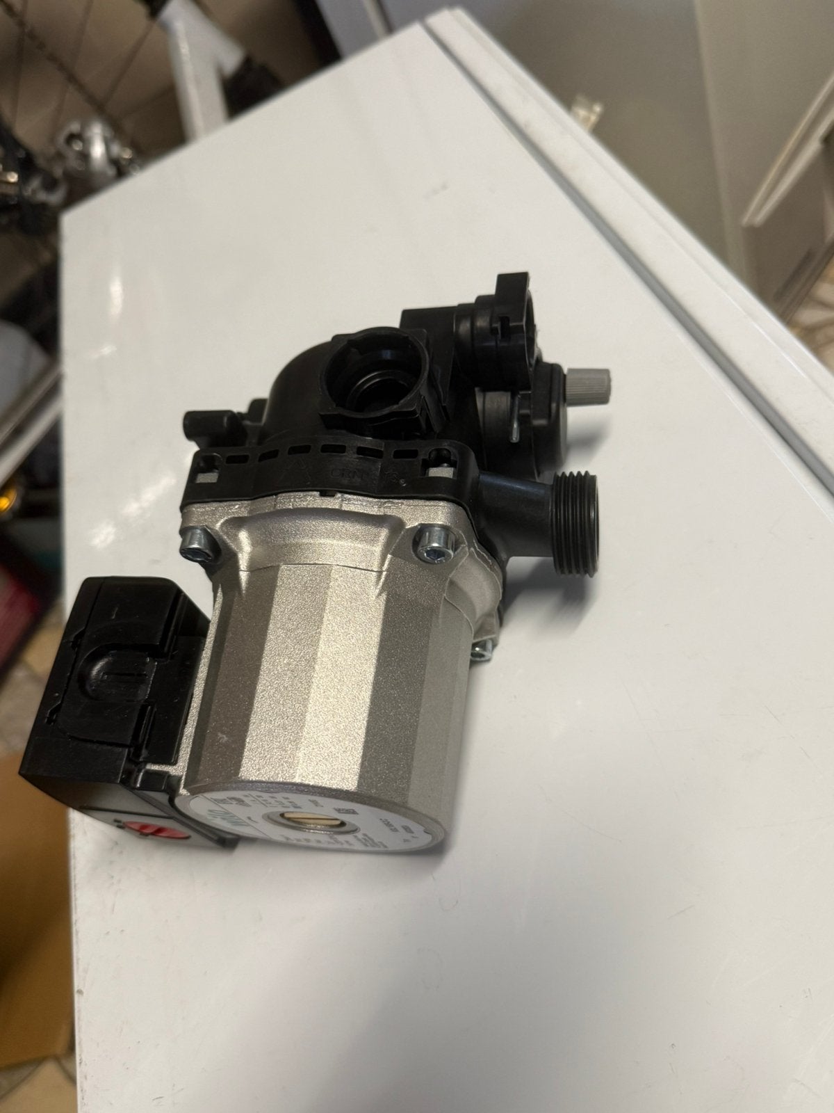 Nieuwe circulatie pompen ;3 verschillende stekkers, Enlèvement ou Envoi