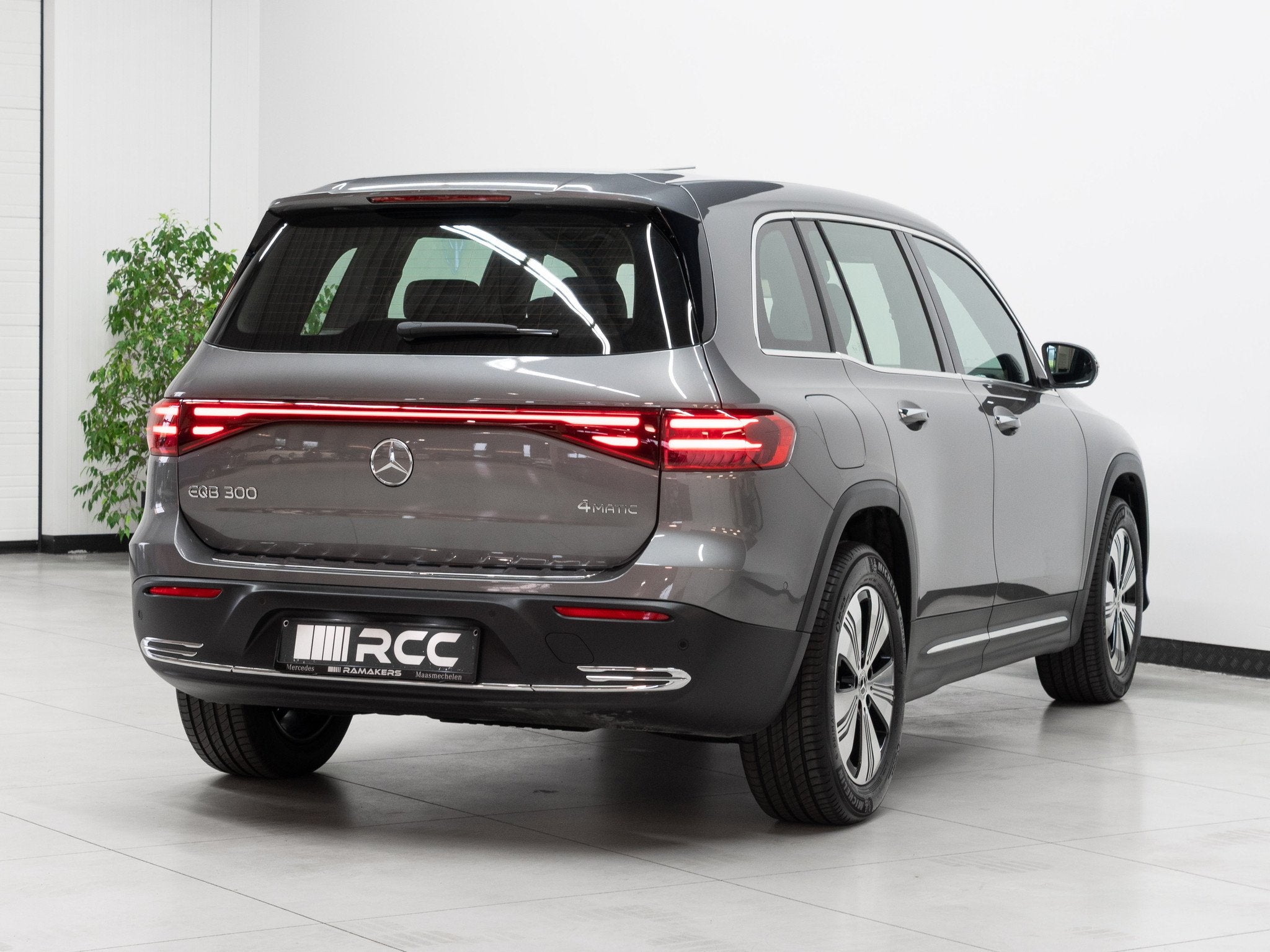 Mercedes-Benz EQB 300 4M Luxury Line Distronic+ 360cam Key, Auto's, Automaat, Gebruikt, 5 zetels, https://public.car-pass.be/vhr/21a3b3c2-89ce-4d0c-8f1b-420ce11d2d7a