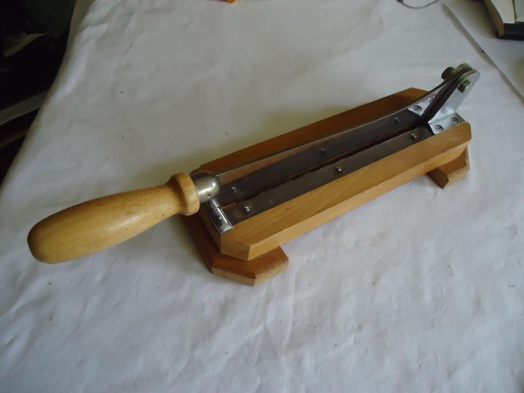 Au Nain France inox staal Houten Vintage Stokbroodsnijder, Antiek en Kunst, Antiek | Keukengerei, Ophalen of Verzenden