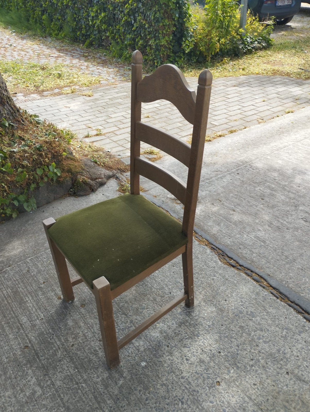 Oude houten stoelen, Ophalen