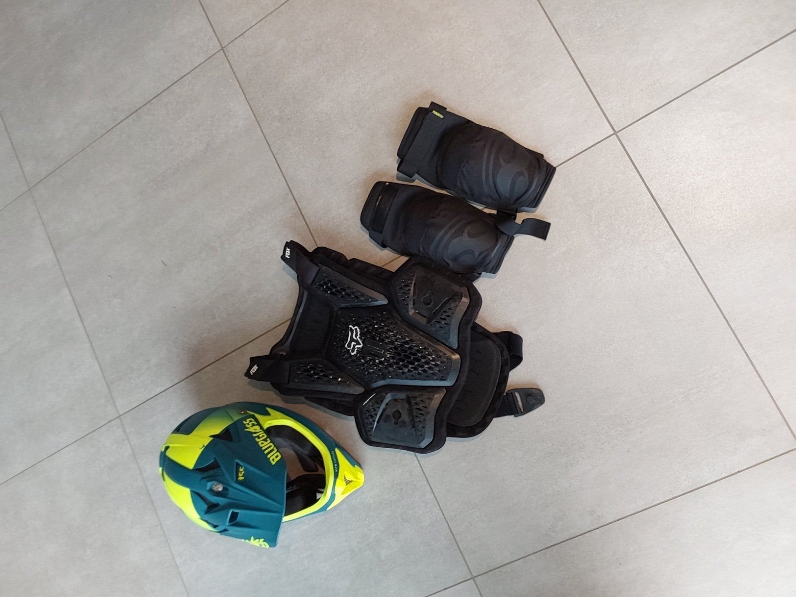 Pack Protections VTT de Descente DH Enduro Fox & Bluegrass, Vélos & Vélomoteurs, Garçon, Enlèvement ou Envoi, M, Comme neuf