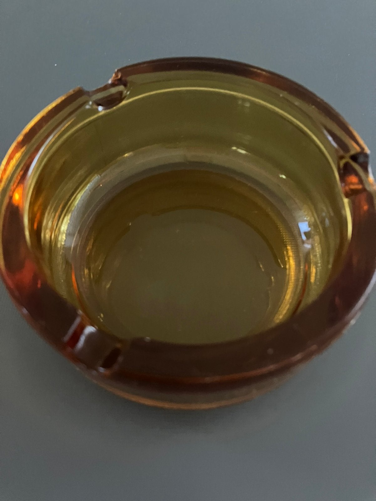 VINTAGE glazen, okerkleurige ASBAK., Ophalen of Verzenden, Asbak