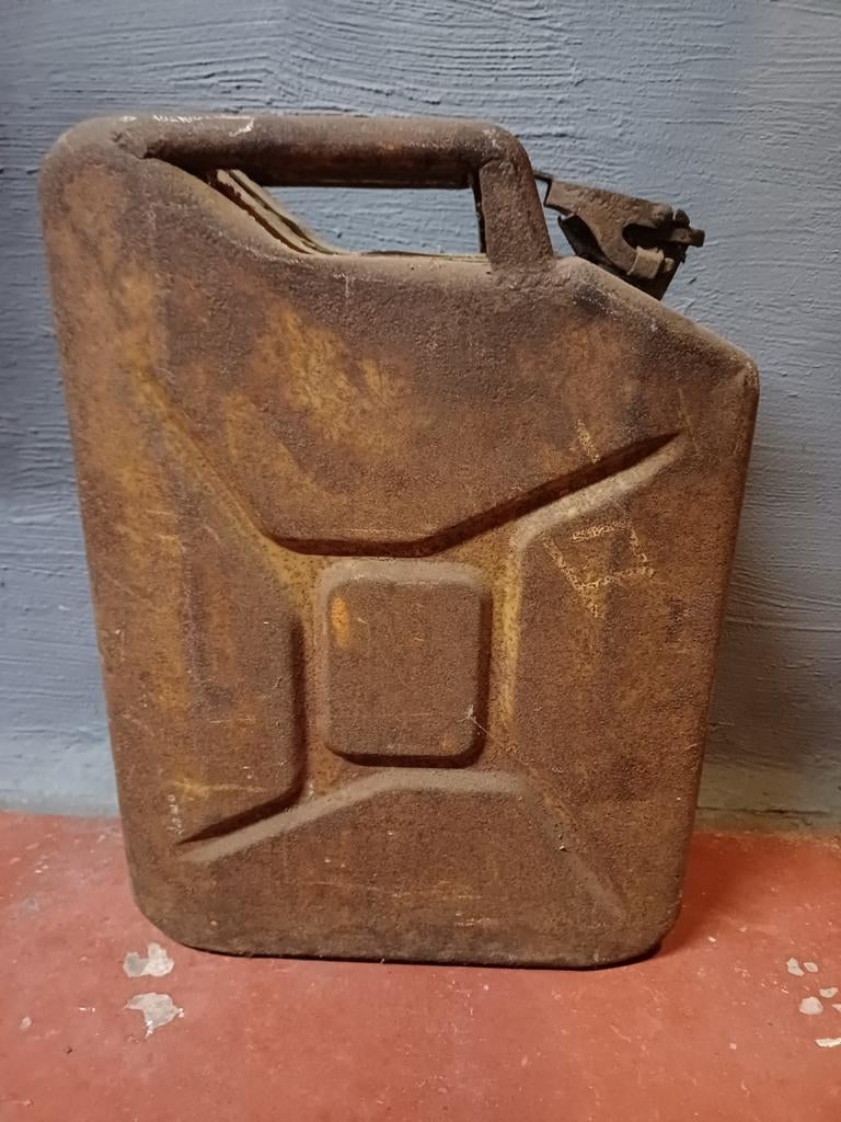 Oude jerrycans uit de tweede wereldoorlog, Ophalen