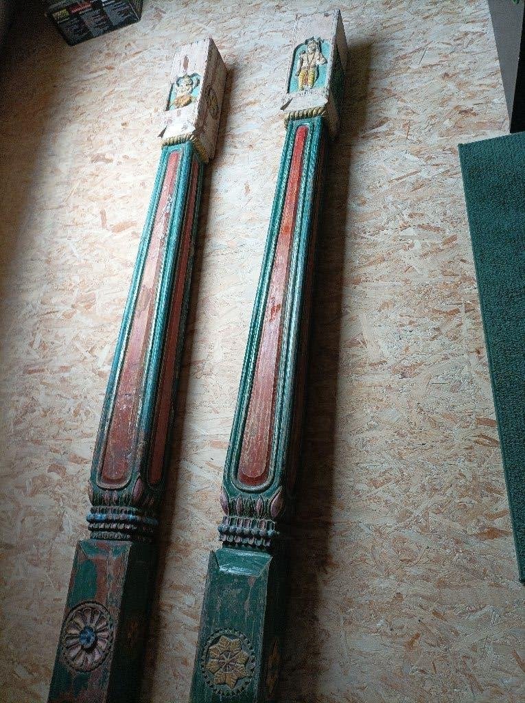 2 Aziatisch gesneden houten palen