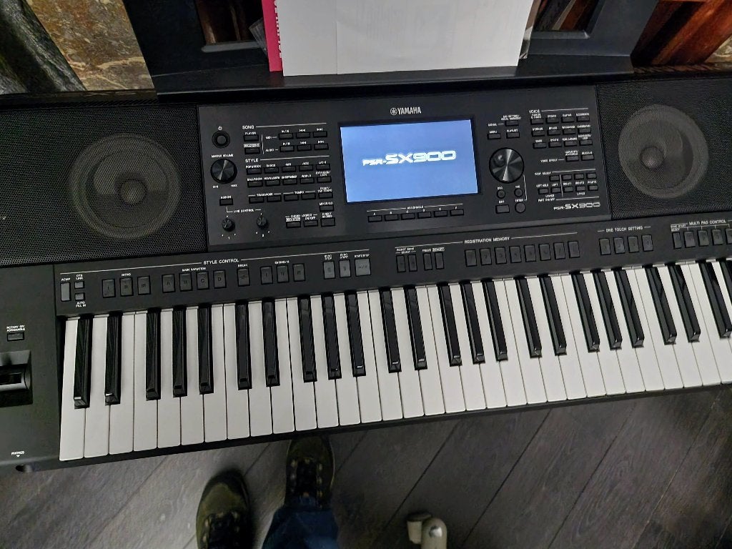 Synthé Yamaha PSR-SX900 - très bon état, Muziek en Instrumenten, Synthesizers, Zo goed als nieuw, 61 toetsen, Yamaha, Met standaard