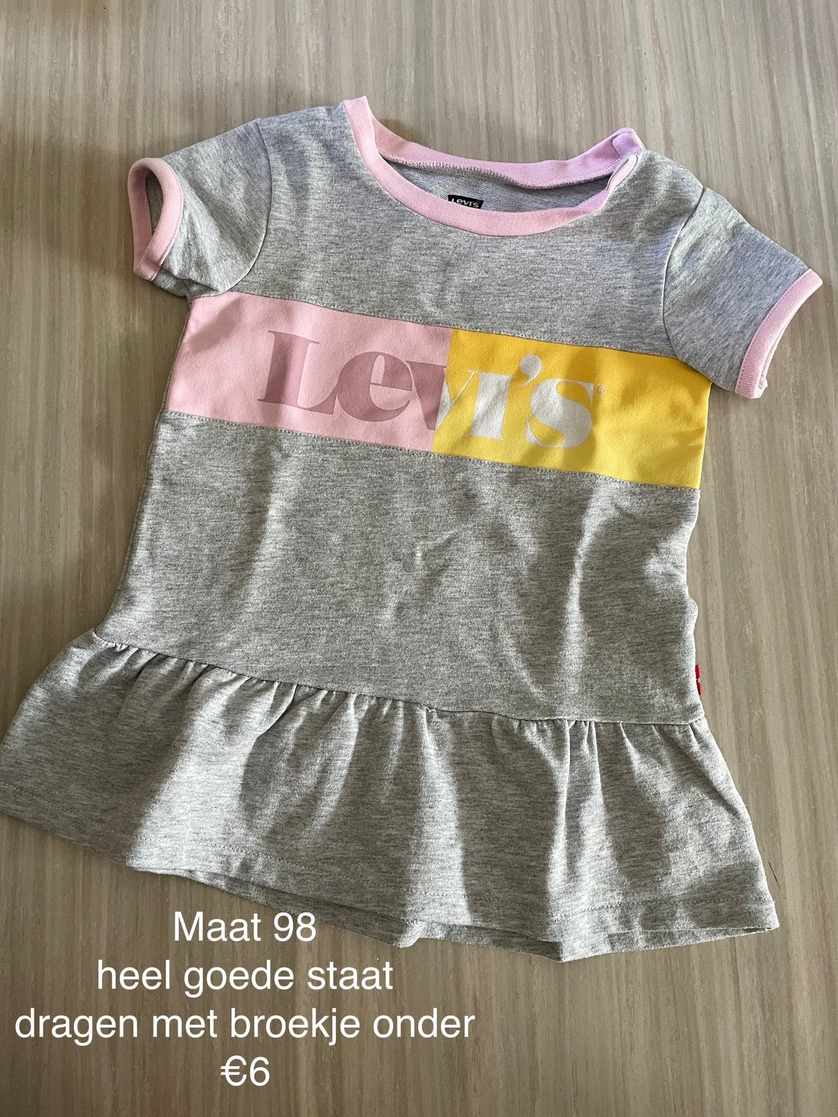 T-shirt Levi’s maat 98, Enlèvement ou Envoi, Comme neuf, Fille