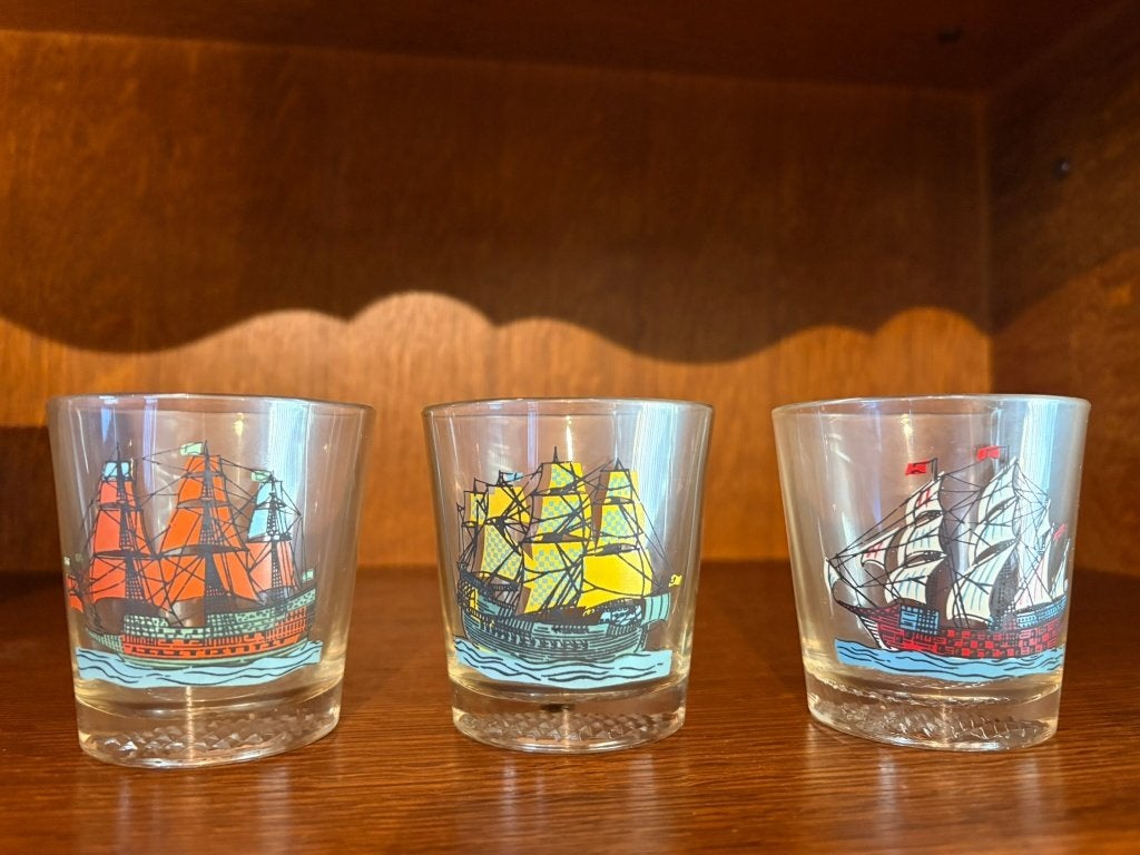 Vintage glazen met zeilschepen – jaren ’60‑’70, Verzamelen, Ophalen, Zo goed als nieuw, Waterglas