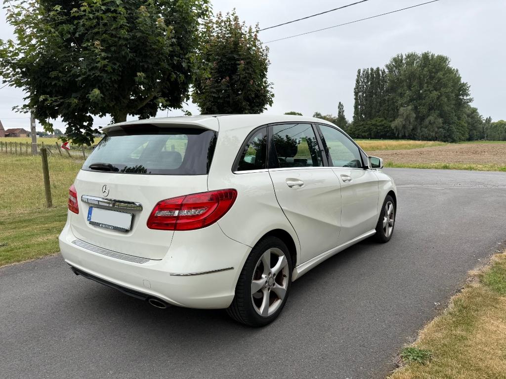 Mercedes Benz B 180 Benzine EURO 6* LED * GPS * XENON, Euro 6, Wit, Dealer onderhouden, 1598 cc