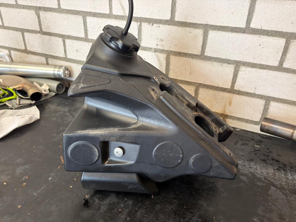 Réservoir d'essence Husqvarna FC 2023+, Enlèvement