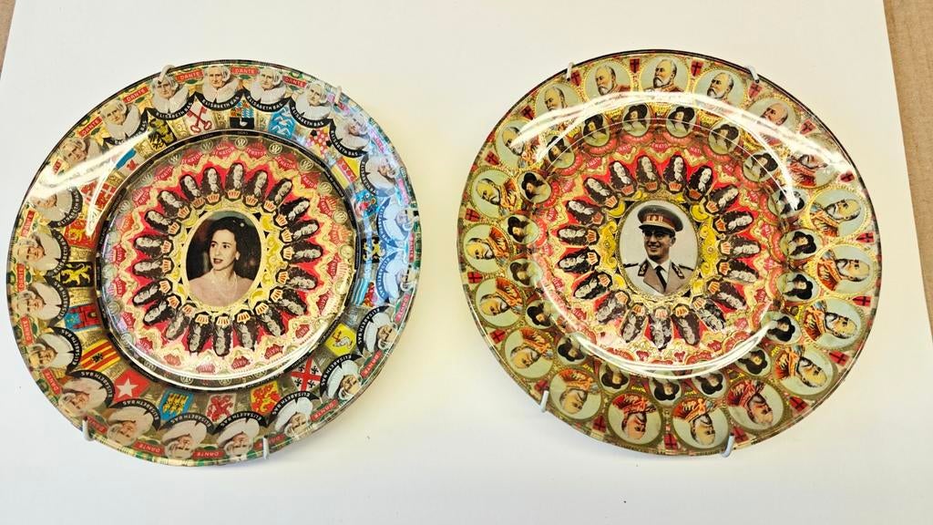 Koningin Fabiola en Koning Boudewijn / 2 bijzondere bordjes., Antiek en Kunst, Curiosa en Brocante, Ophalen of Verzenden