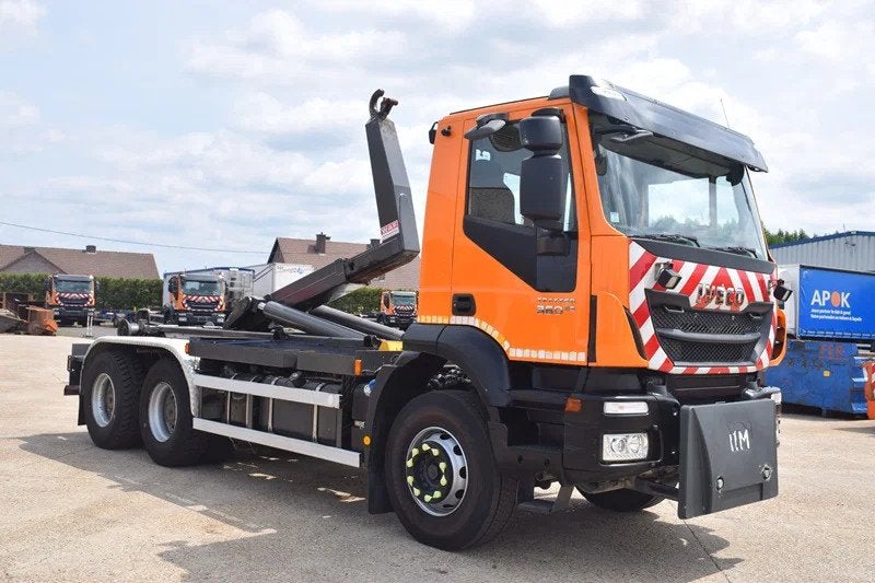 Iveco Trakker 360 +Waf 20t.hooklift (bj 2015), Automaat, Achterwielaandrijving, Overige kleuren, Iveco