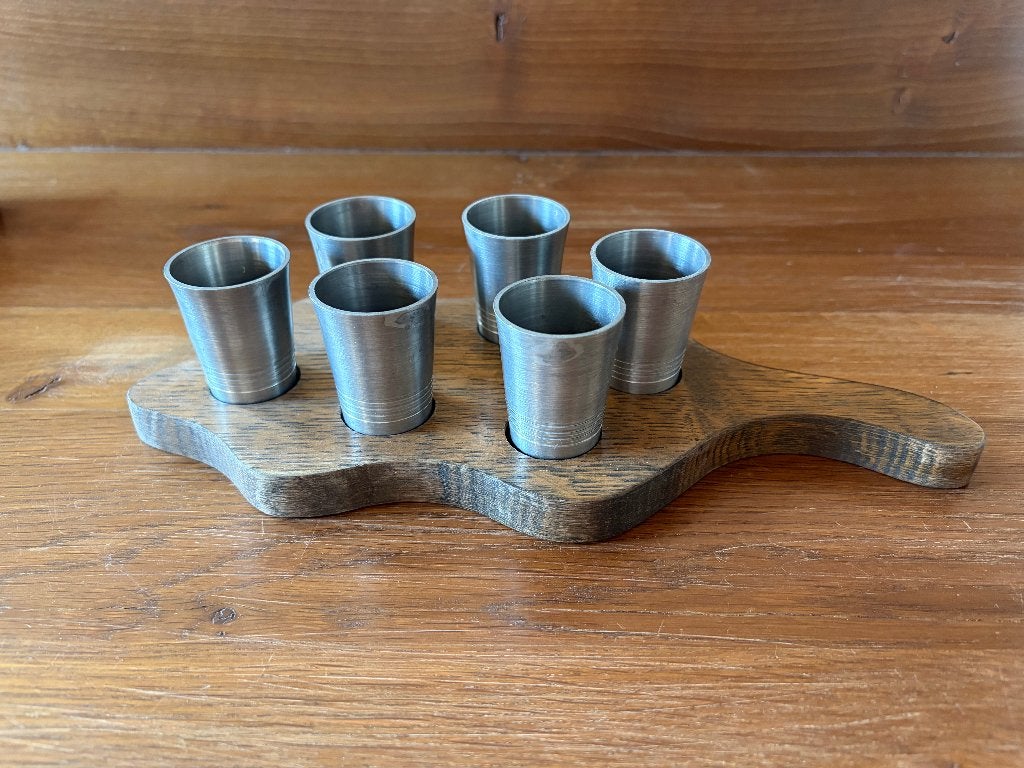 Borrelglazen in tin op houten plankje, Antiek en Kunst, Ophalen