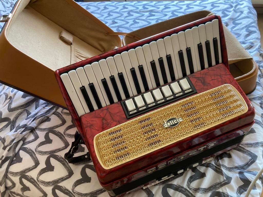 Delicia toetsen accordeon rood, Muziek en Instrumenten, Accordeons, Ophalen, Gebruikt, Overige formaten, Met koffer