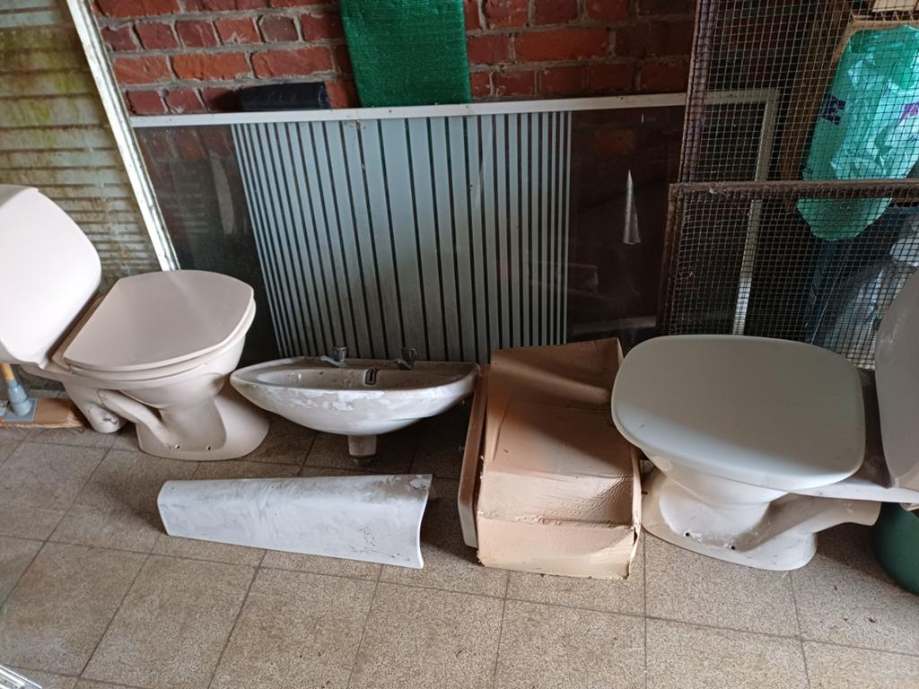 Ensemble 2 toilettes + chasse à eau suspendue + Lavabo(pied)