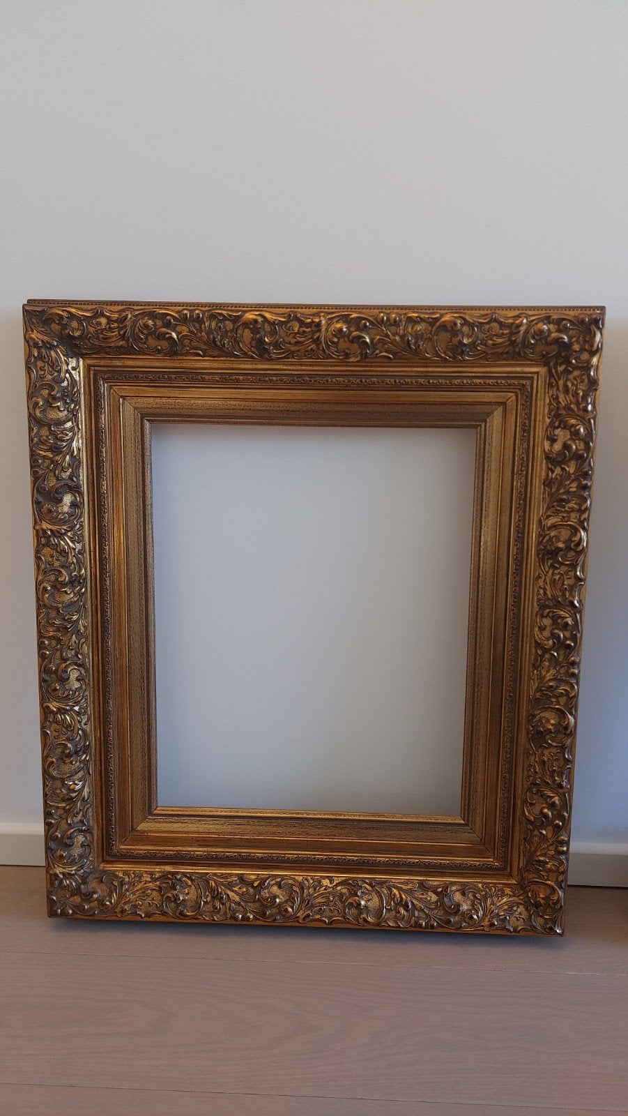 set van 2 identieke gouden kaders, lijsten in houtsnijwerk, 77 cm, Comme neuf, 67 cm, Enlèvement