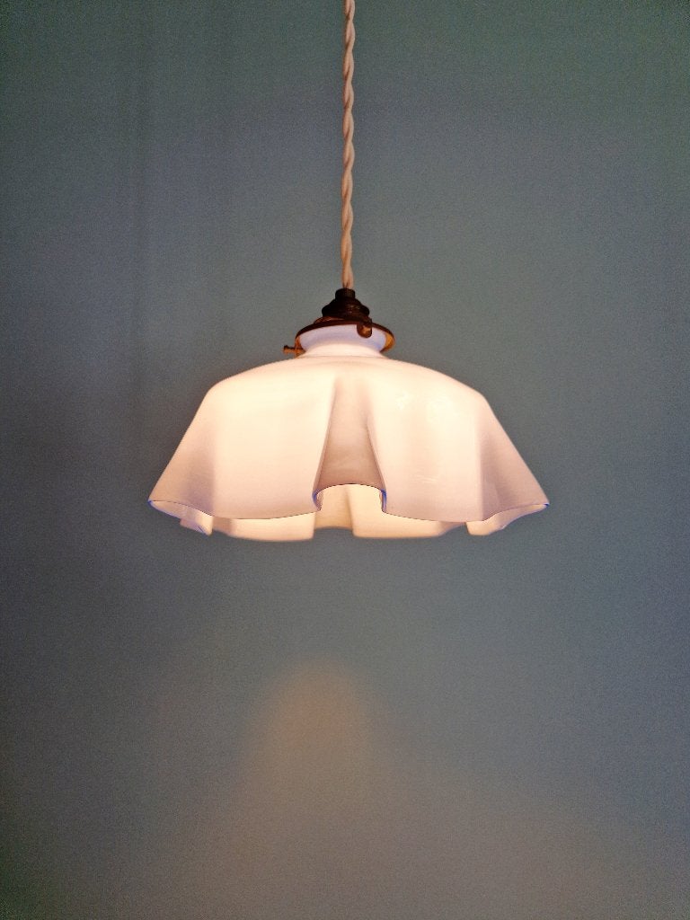 Suspension Art Déco en opaline mauve plissée, 1920-30, Enlèvement ou Envoi