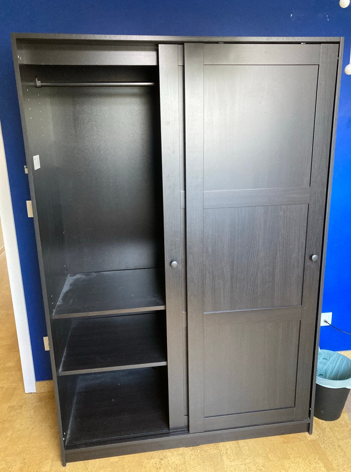 Ikea kleerkast Rakkestad zwartbruin 117x176 cm, Kinderen en Baby's, Ophalen, Gebruikt, Kast