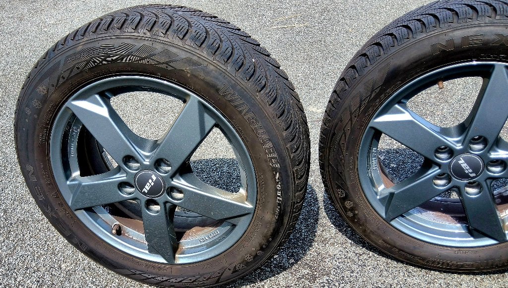 4 très bons pneus hiver 205/55-16, jantes VW Golf 7, Autos : Pièces & Accessoires, Pneus et Jantes, Pneus hiver, 16 pouces, 205 mm