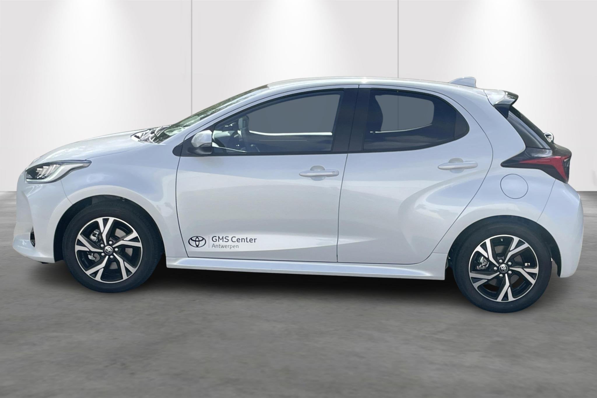 Toyota Yaris 1.5 VVT-i Hybrid 85kW Iconic e-CVT - DEMO, Auto's, Zwart, 116 pk, 450 kg, Wit