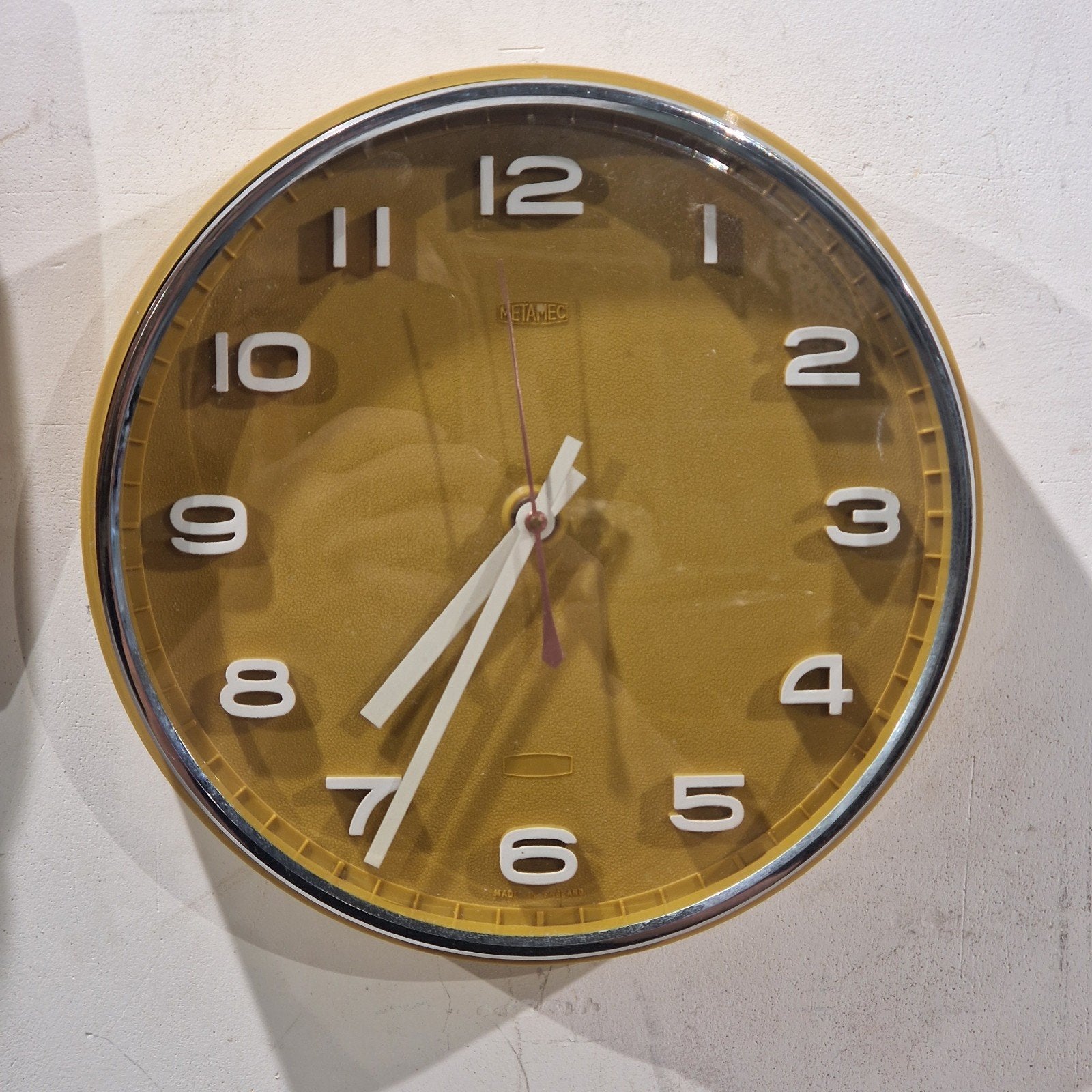 Vintage wandklok , Metamec , Olive Gold kleur , 70s vintage, Ophalen of Verzenden, Wandklok