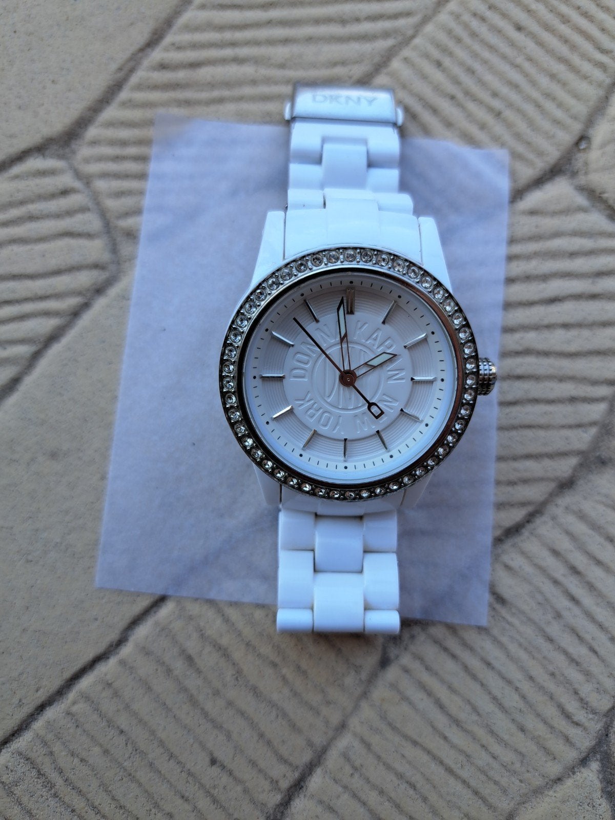 DKNY-horloge, Ophalen