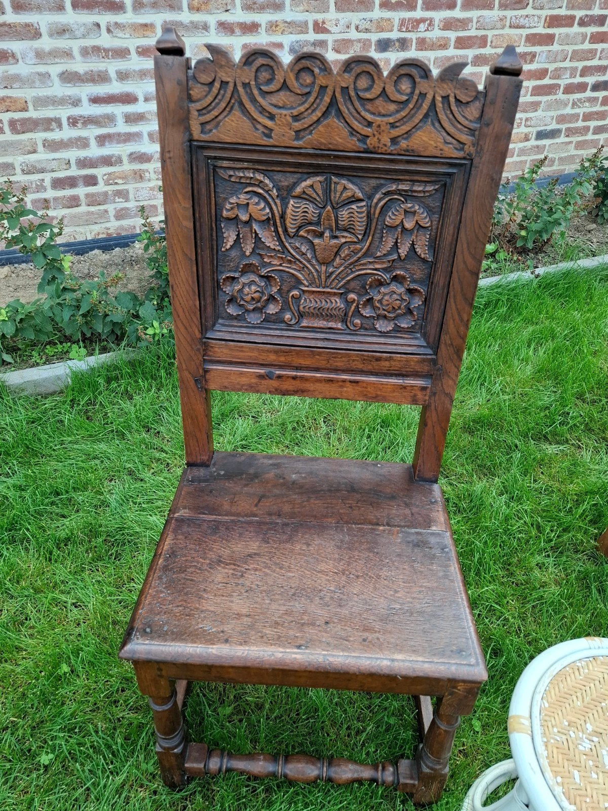 oude bewerkte zware houten stoel, Ophalen