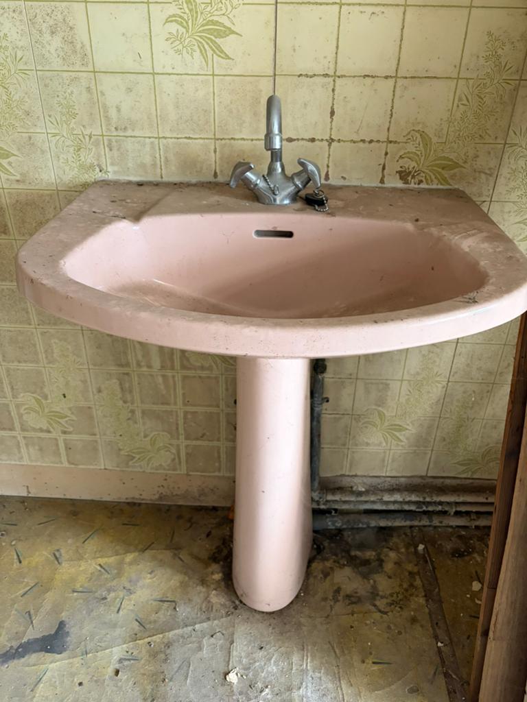 GRATIS bad + wastafel, Huis en Inrichting, Badkamer | Complete badkamers, Ophalen, Gebruikt