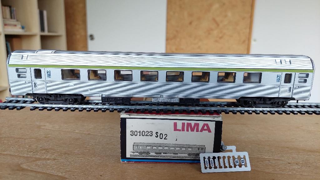 LIMA 301023S02 SNCB/SNCF VOITURE INOX A BANDE VERTE HO, Envoi, Utilisé, Lima
