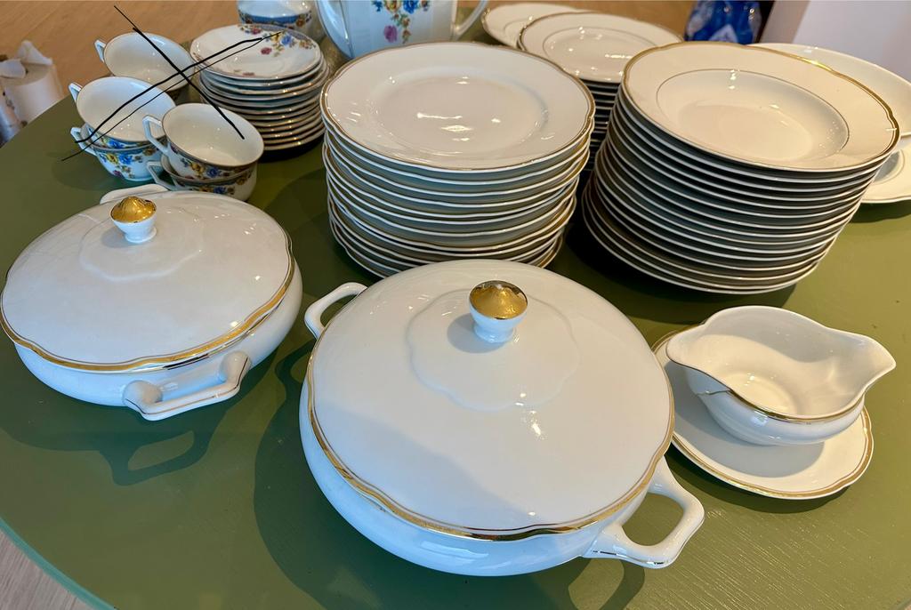 Porceleinen servies met gouden rand - Baudour 13 pers, Antiek en Kunst, Ophalen
