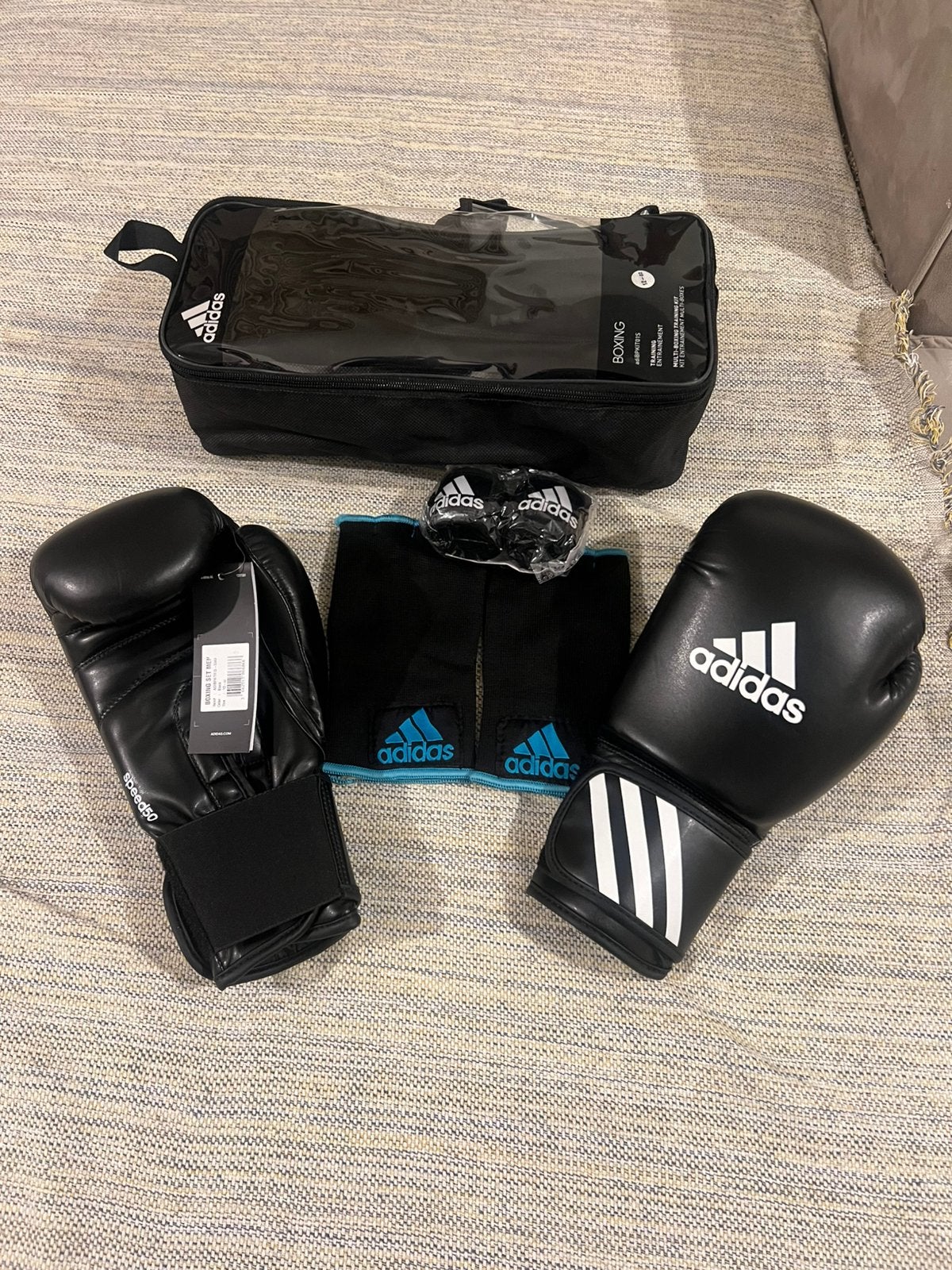 Ensemble Adidas de 12 oz nouveau, Enlèvement ou Envoi, Neuf, Autres, Équipement d'arts martiaux