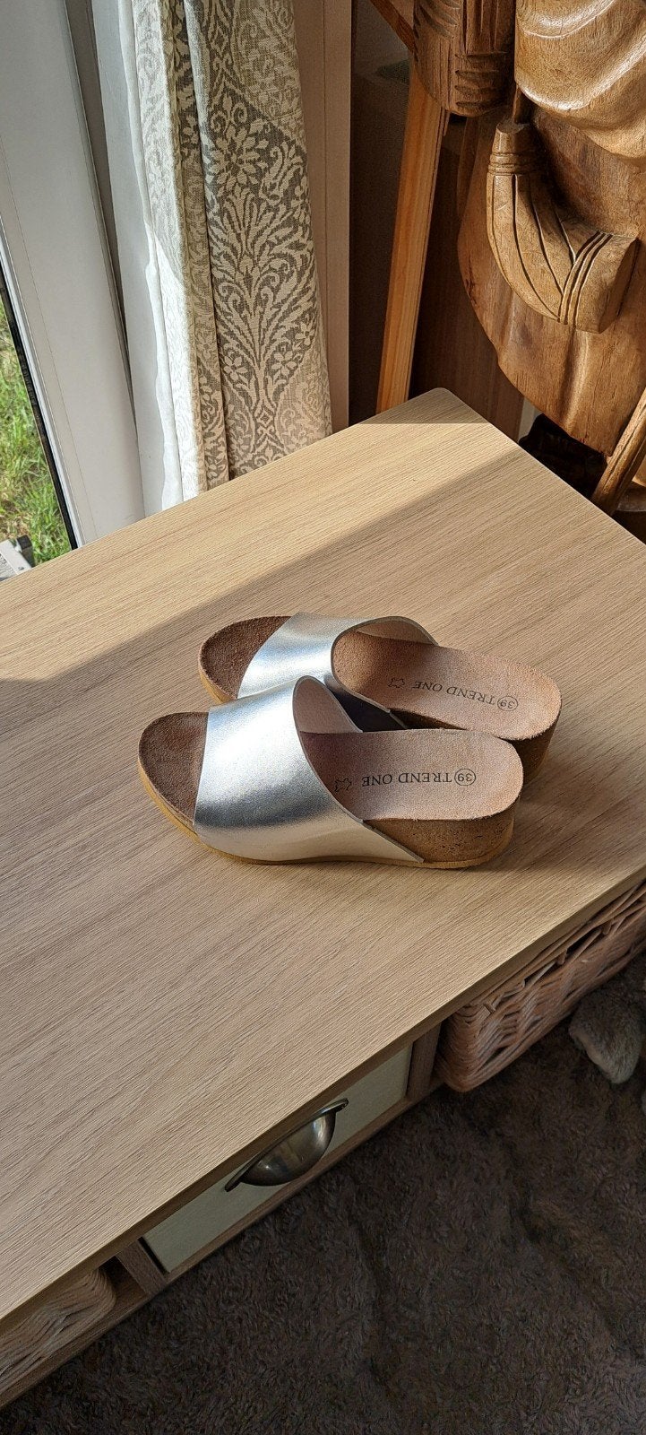 Slippers., Ophalen