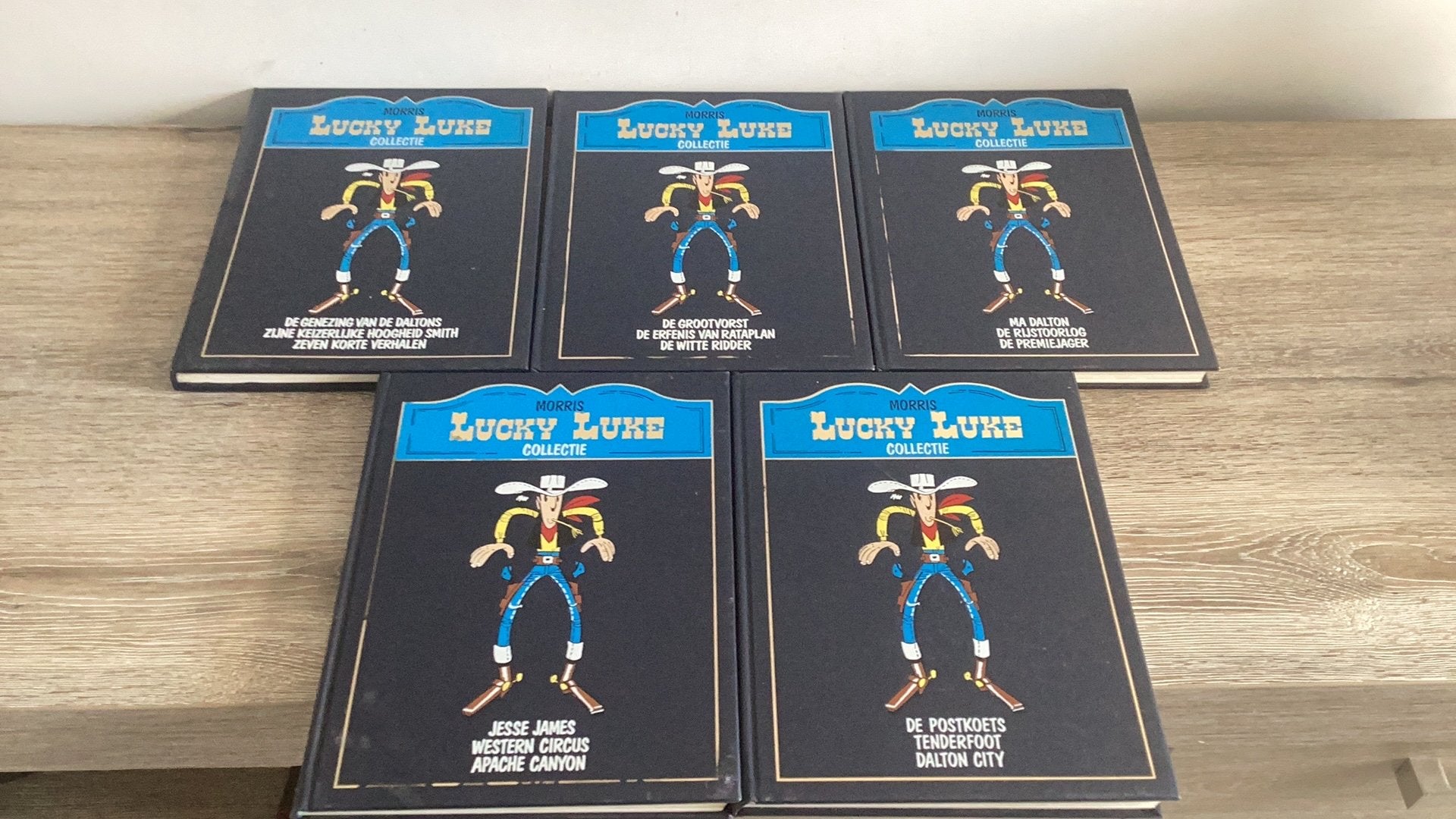 Verzamel strips lucky luke 14 + 7 verhalen., Meerdere stripboeken, Ophalen, Gelezen