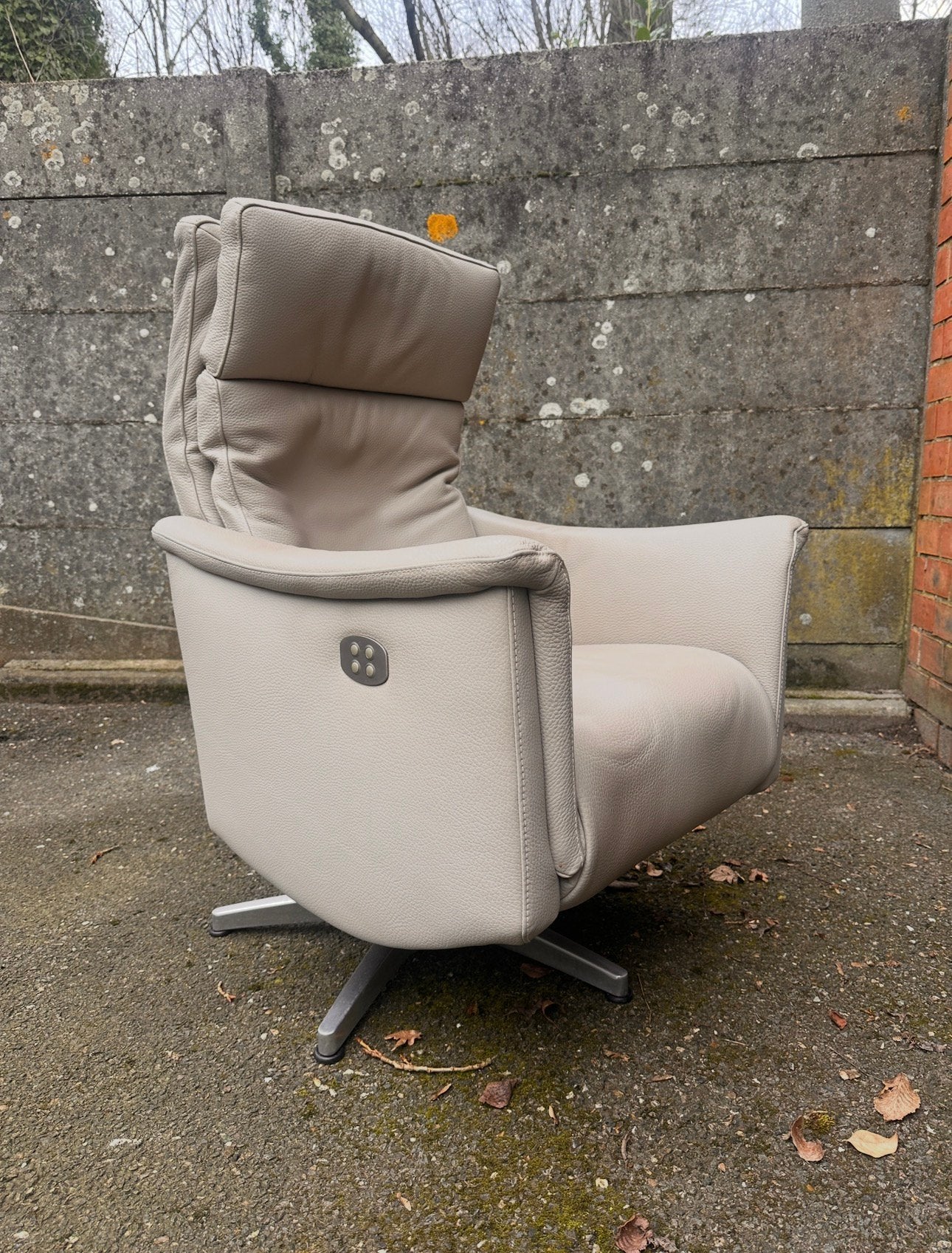 Elektrische relax zetel van echt leder met uitstapfunctie, Ophalen, Zo goed als nieuw