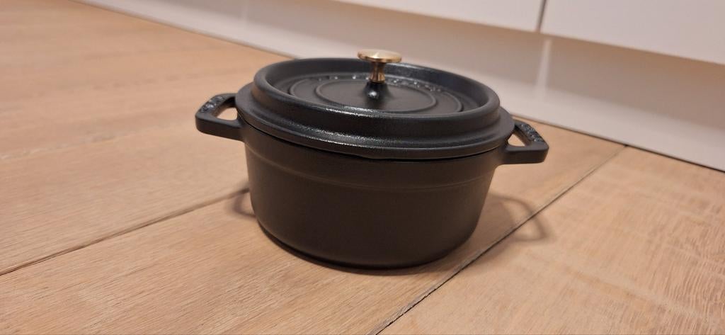 Staub cocotte 12cm nieuw en ongebruikt, Gietijzer, Nieuw, Ophalen of Verzenden, Keramische plaat