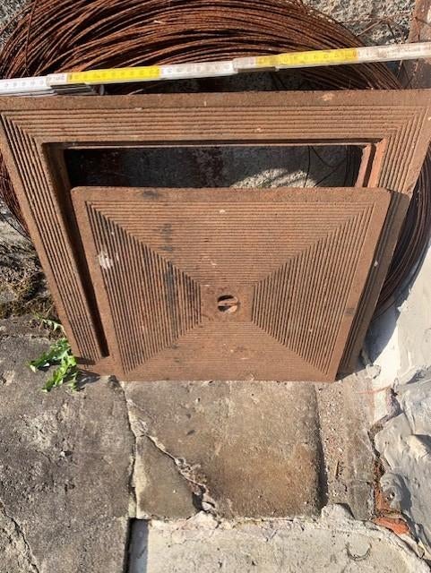 Couvercle de trou d'égout en fonte, Moins de 75 litres, Enlèvement, Utilisé, Métal
